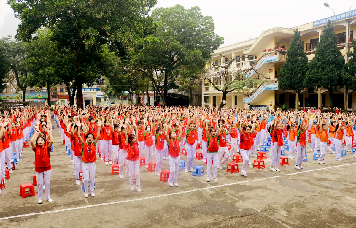 Màn đồng diễn của học sinh Trường Tiểu học Minh Khai.