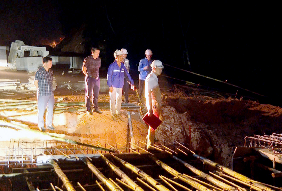 Để đảm bảo tiến độ, lãnh đạo huyện Bắc Mê luôn bám sát công trường dù ngày hay đêm.