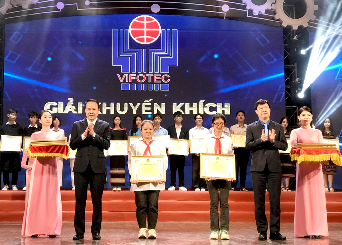 Em Đặng Thanh Hà, Vàng Thị Trang, học sinh Trường THCS Bằng Lang, huyện Quang Bình nhận giải Khuyến khích cuộc thi.