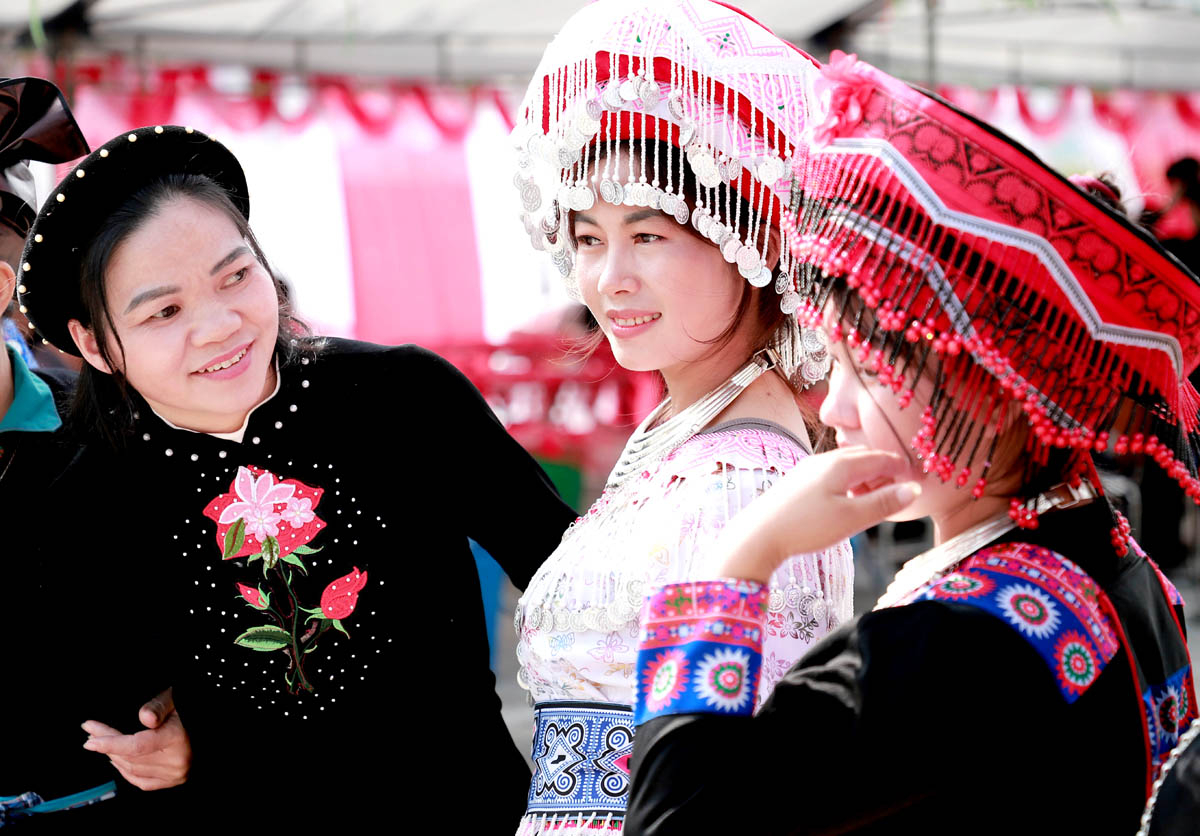 Các thiếu nữ Mông, Tày, Nùng thôn Thanh Long khoe sắc trong ngày hội Đại đoàn kết.
