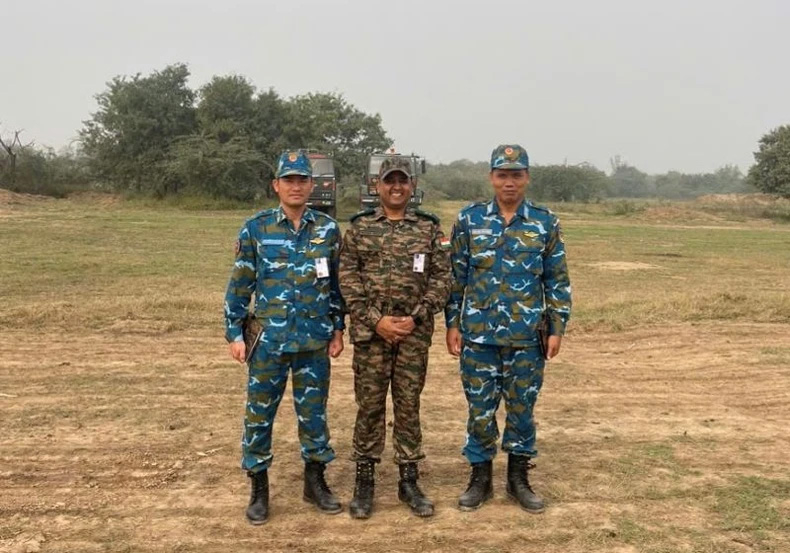 Trung tá Lê Thanh Duẩn và Thiếu tá Nguyễn Văn Thiệu chia sẻ kinh nghiệm bay với sĩ quan Không quân Lục quân Ấn Độ.