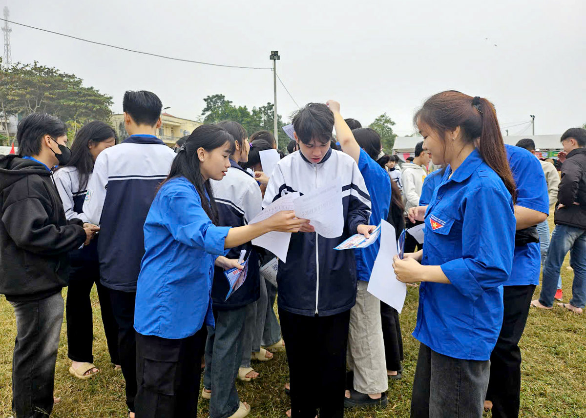 Học sinh cấp 3 tìm hiểu tuyển dụng lao động, tuyển sinh học nghề của các đơn vị tại Hội chợ việc làm. Ảnh: Hoàng Tuyến