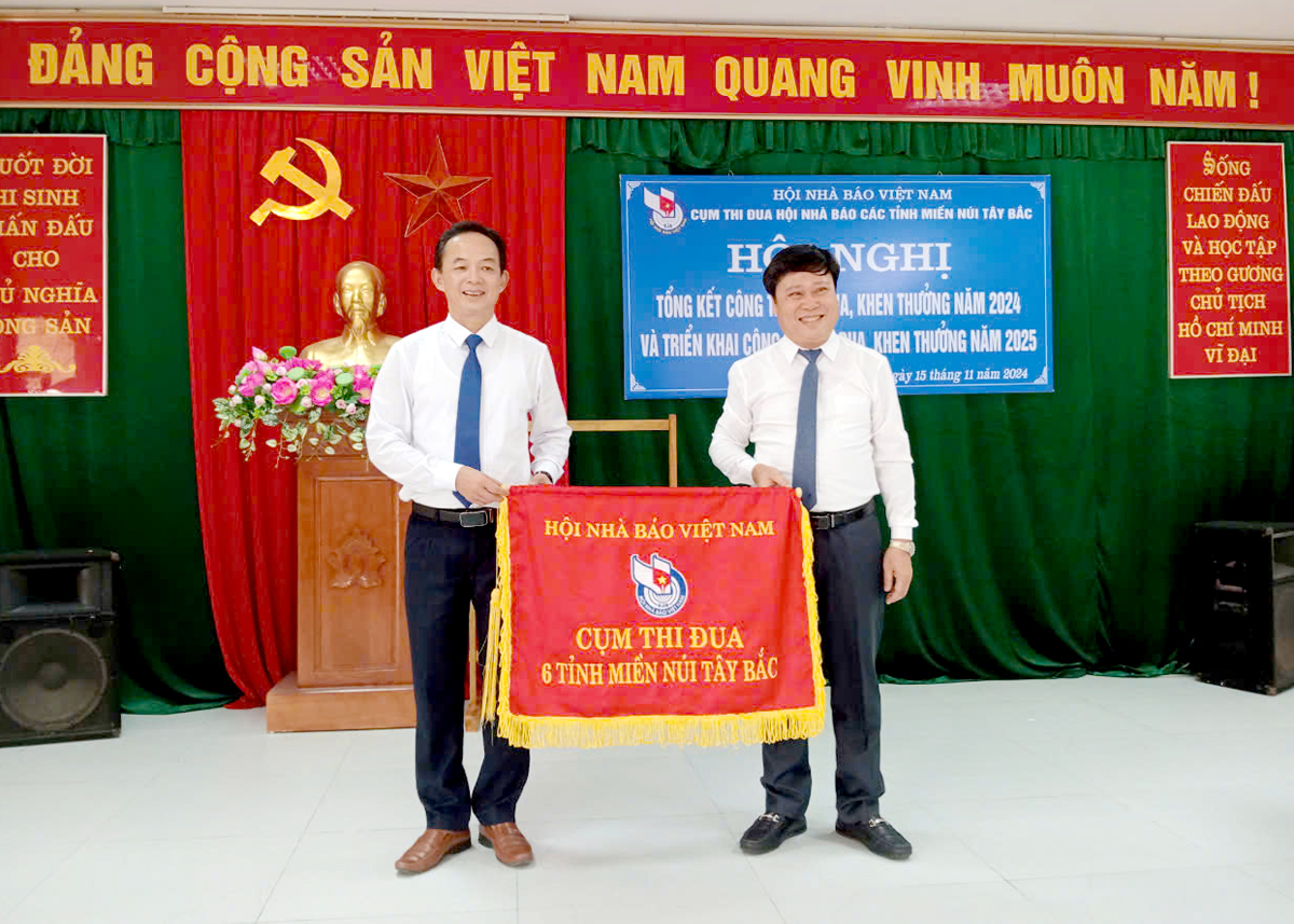 Lãnh đạo Hội Nhà báo tỉnh Tuyên Quang trao Cờ đăng cai Thường trực Cụm thi đua năm 2025 cho Hội Nhà báo tỉnh Yên Bái.

