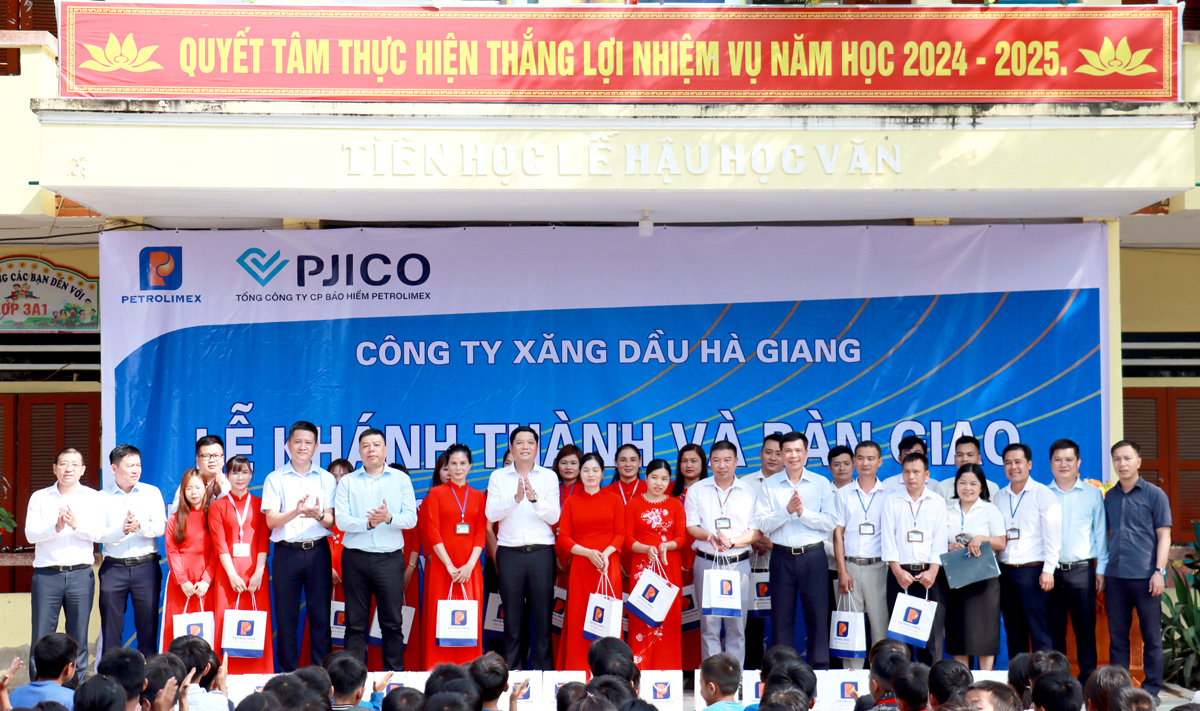 Các đại biểu tặng quà giáo viên Trường PTDTBT Tiểu học Niêm Tòng.