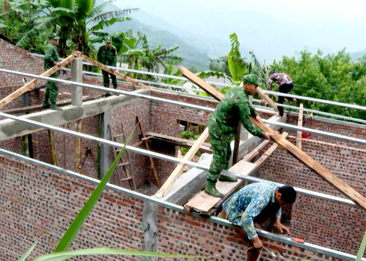 Cán bộ, chiến sỹ Đồn Biên phòng Thàng Tín giúp người dân trên địa bàn quản lý xây dựng nhà ở.