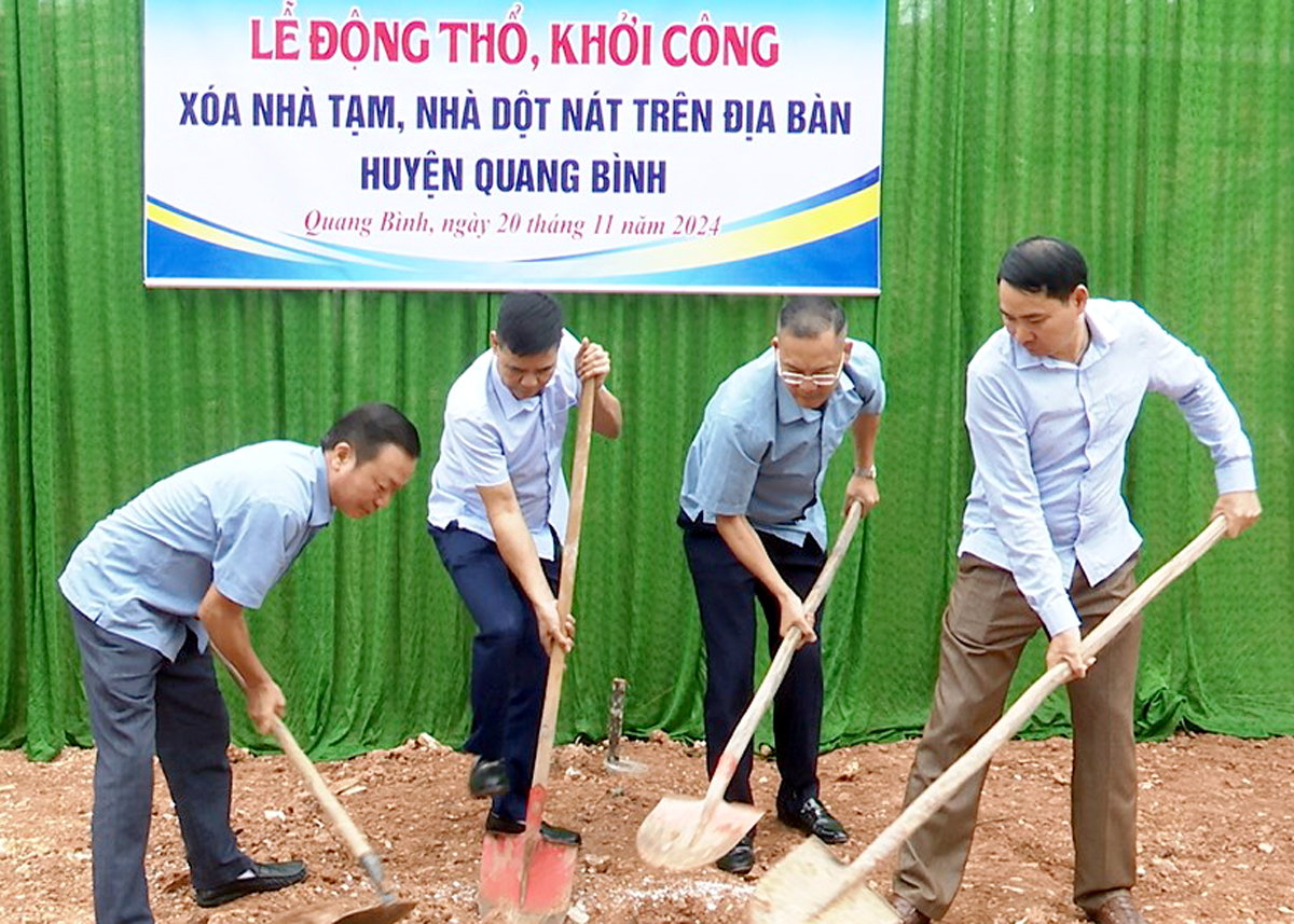 Lãnh đạo huyện Quang Bình động thổ, khởi công xây dựng nhà ở cho gia đình anh Thèn Xuân Đại, tổ 5, thị trấn Yên Bình.