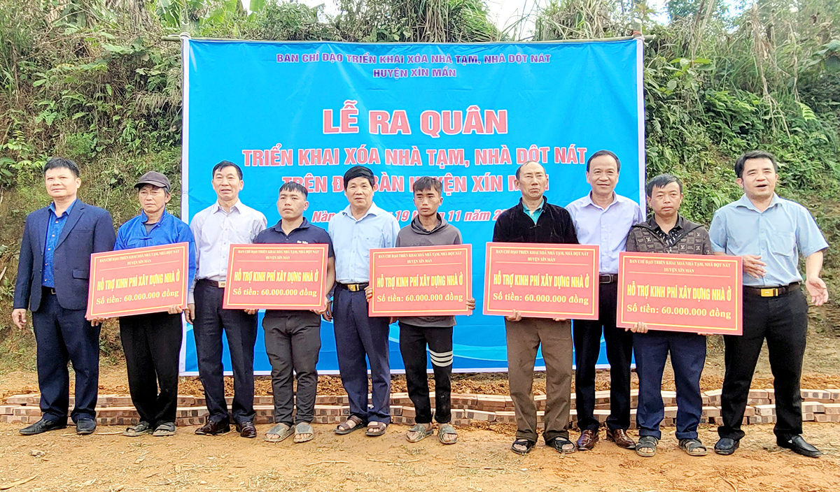 Ban chỉ đạo Chương trình xóa nhà tạm, nhà dột nát trao biển hỗ trợ kinh phí cho 5 gia đình tại xã Nàn Ma.