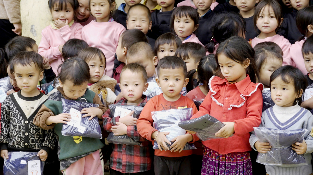 Các em học sinh được tặng áo ấm, chia sẻ yêu thương.