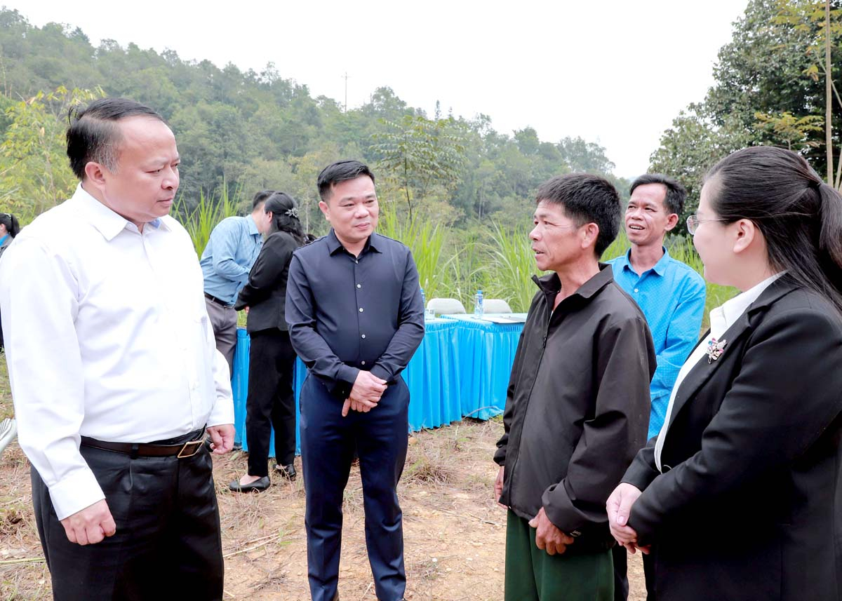 Đại tá Phan Huy Ngọc, Giám đốc Công an tỉnh và lãnh đạo huyện Xín Mần, các đơn vị, doanh nghiệp thăm hỏi gia đình anh Lù Đức Nghiệp, thôn Cốc Coọc, thị trấn Cốc Pài.