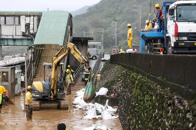 Công nhân dọn dẹp khu vực xung quanh ga tàu Shicheng bị ảnh hưởng bởi bão Kong-rey, ở Nghi Lan, Đông Bắc Đài Loan (Trung Quốc), ngày 1/11