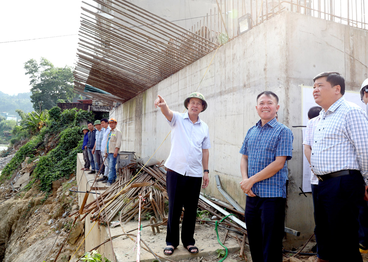 Chairman of the Provincial Peoples Committee Nguyen Van Son directs the acceleration of the construction progress of the water diversion dam components.