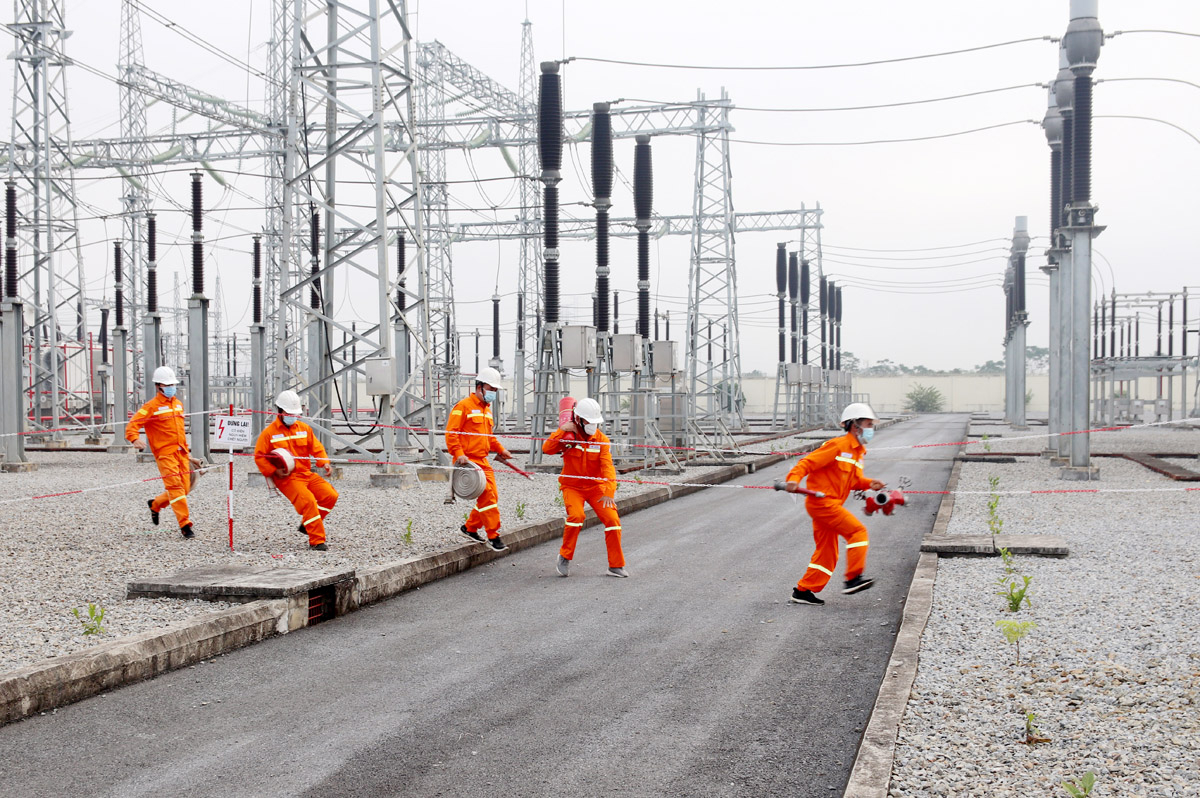 Lực lượng phòng cháy, chữa cháy cơ sở nhanh chóng triển khai các phương tiện chữa cháy tại chỗ như: Bình chữa cháy, lăng, vòi, hệ thống máy bơm, họng nước để chữa cháy.