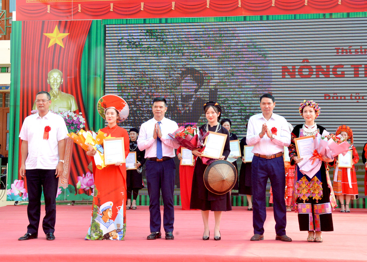 Lãnh đạo huyện Quang Bình trao giải Nhất, Nhì cho các thí sinh trong cuộc thi “Ảnh người đẹp hoa Tường Vi”.