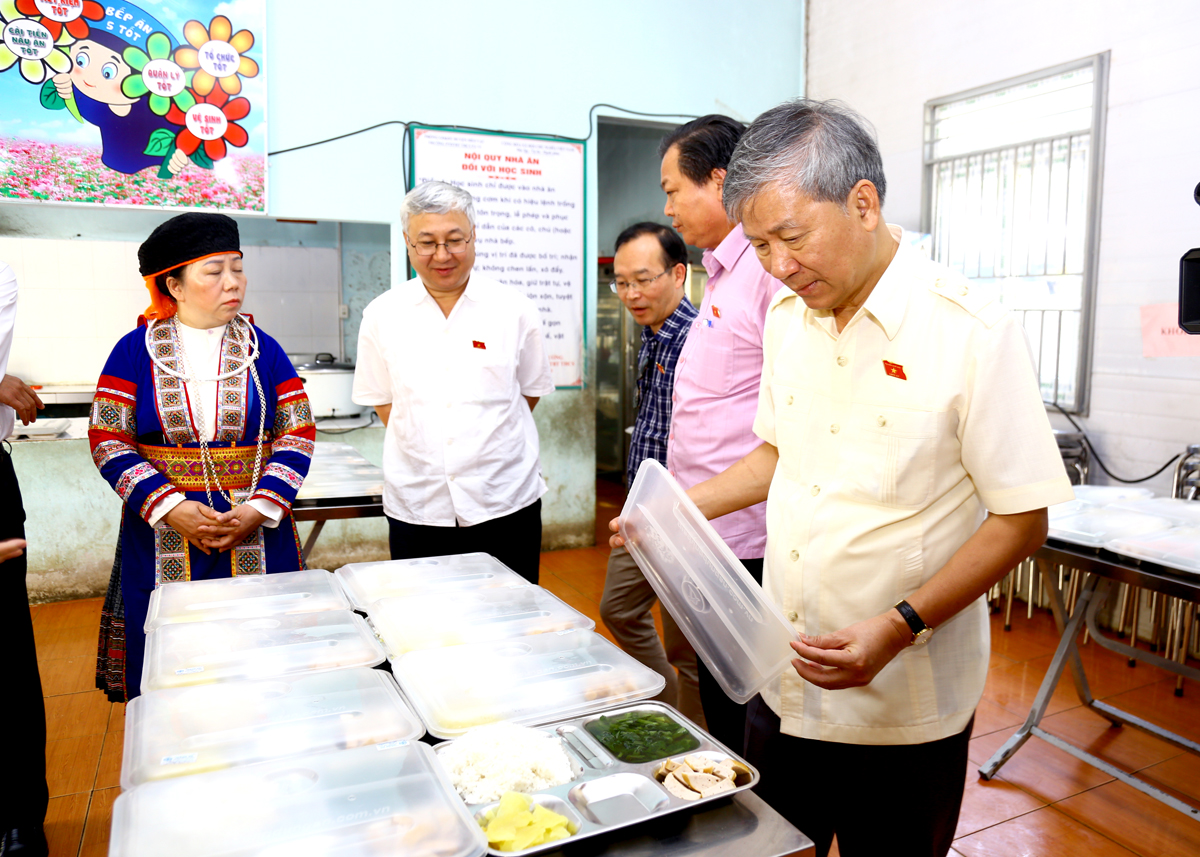 Đoàn khảo sát việc chăm lo, thực hiện chế độ học sinh và cơ sở vật chất tại nhà bếp ăn của Trường PTDT Bán trú THCS Pả Vi.