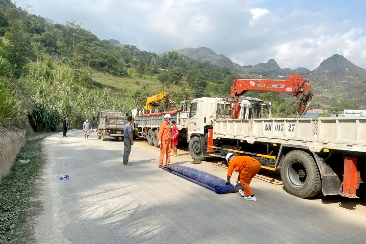 Công nhân Điện lực hỗ trợ bà con chuyển xi măng làm đường dân sinh