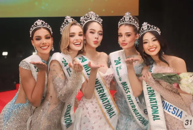 Thanh Thủy với các thí sinh tại cuộc thi Miss International 2024