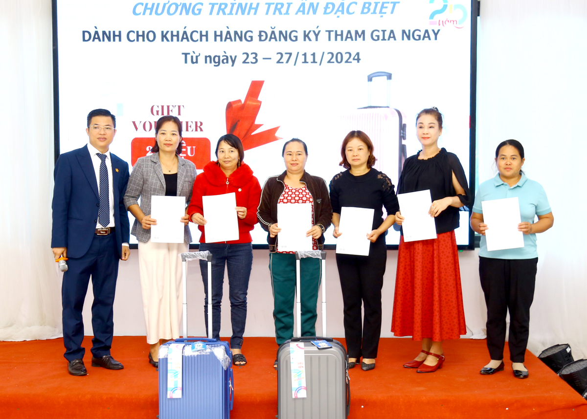 Đại diện Prudential tặng quà cho các khách hàng ký hợp đồng mới tại chương trình.
