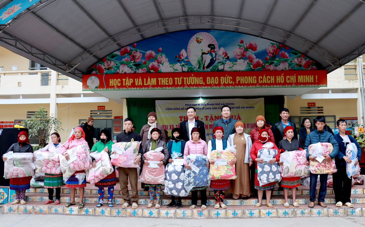 Lãnh đạo Báo Hà Giang và đoàn từ thiện thành phố Hải Phòng tặng quà hộ nghèo xã Tả Lủng (Mèo Vạc).