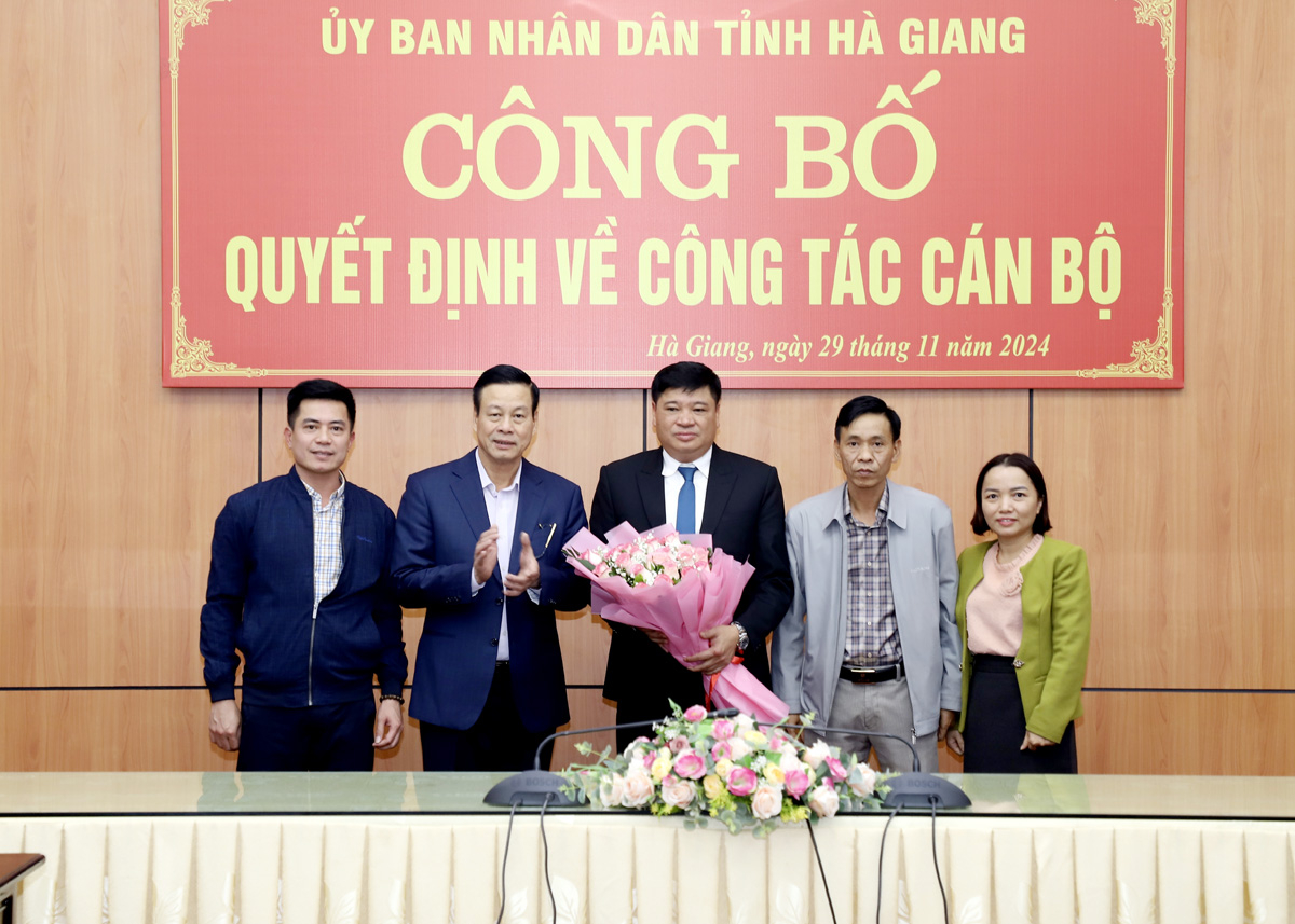 Chủ tịch UBND tỉnh Nguyễn Văn Sơn cùng lãnh đạo Ban QLDA đầu tư xây dựng công trình giao thông tỉnh tặng hoa tân Giám đốc