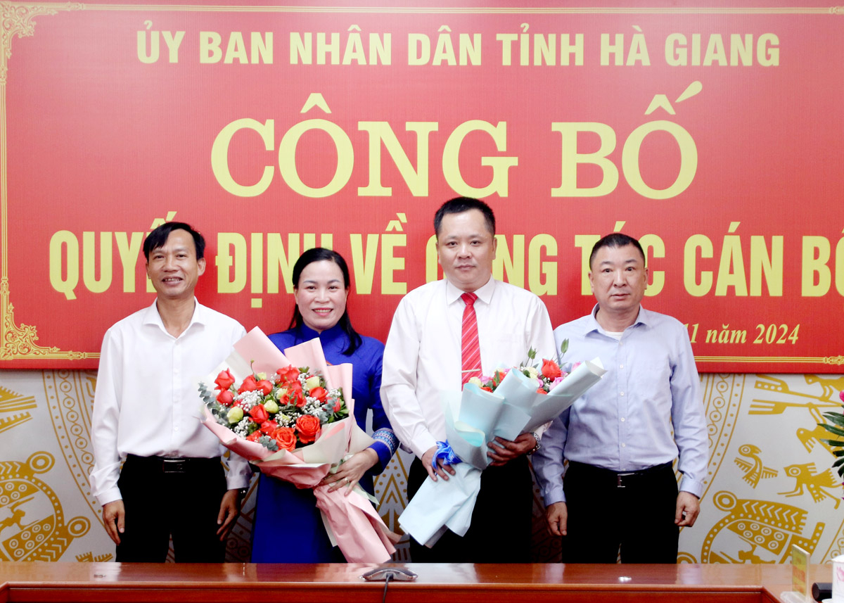 Đại diện Ban Dân tộc tỉnh tặng hoa chúc mừng tân Trưởng Ban, Phó Trưởng Ban Dân tộc tỉnh.