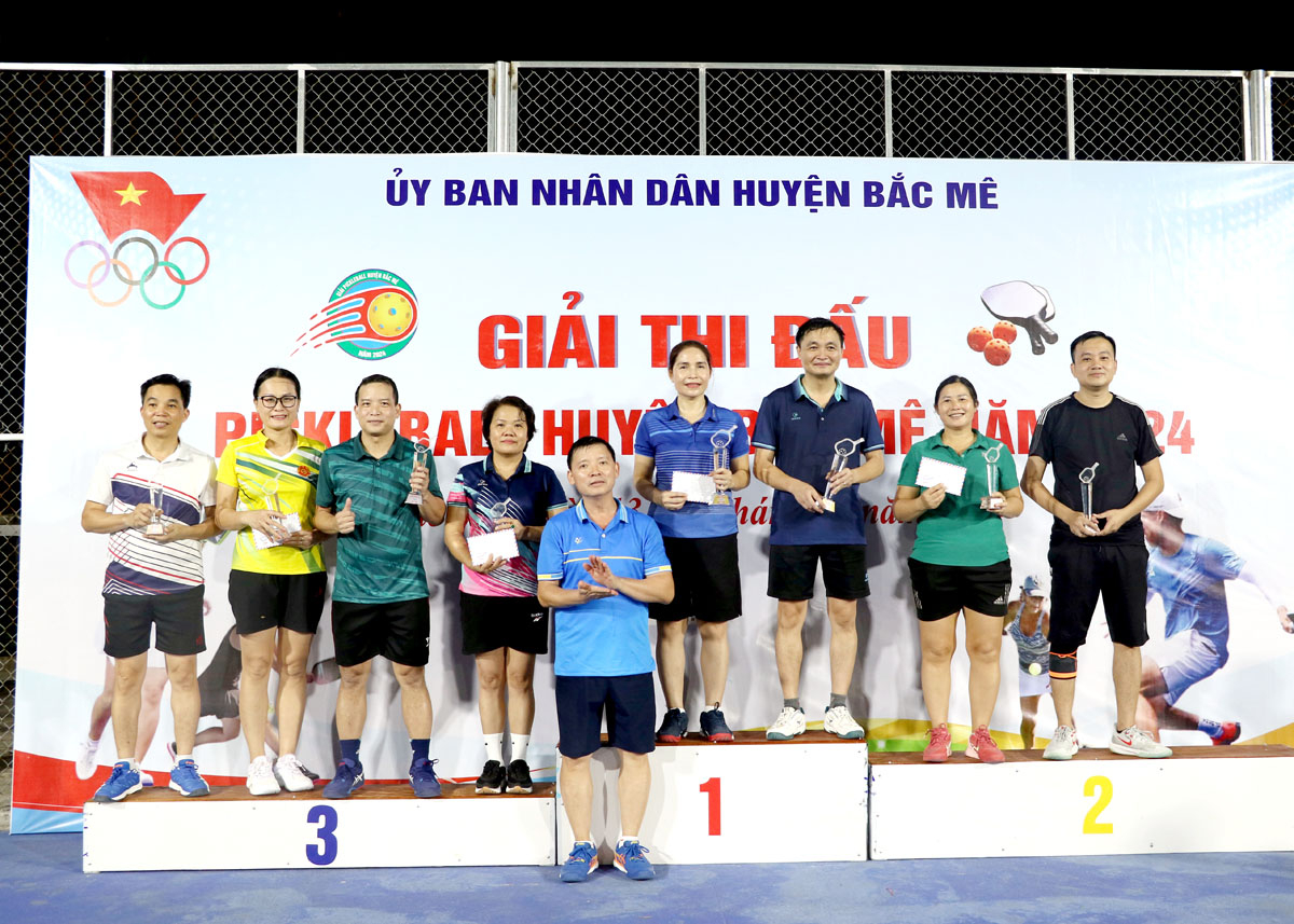 Ban tổ chức trao giải pickleball lần thứ nhất huyện Bắc Mê.