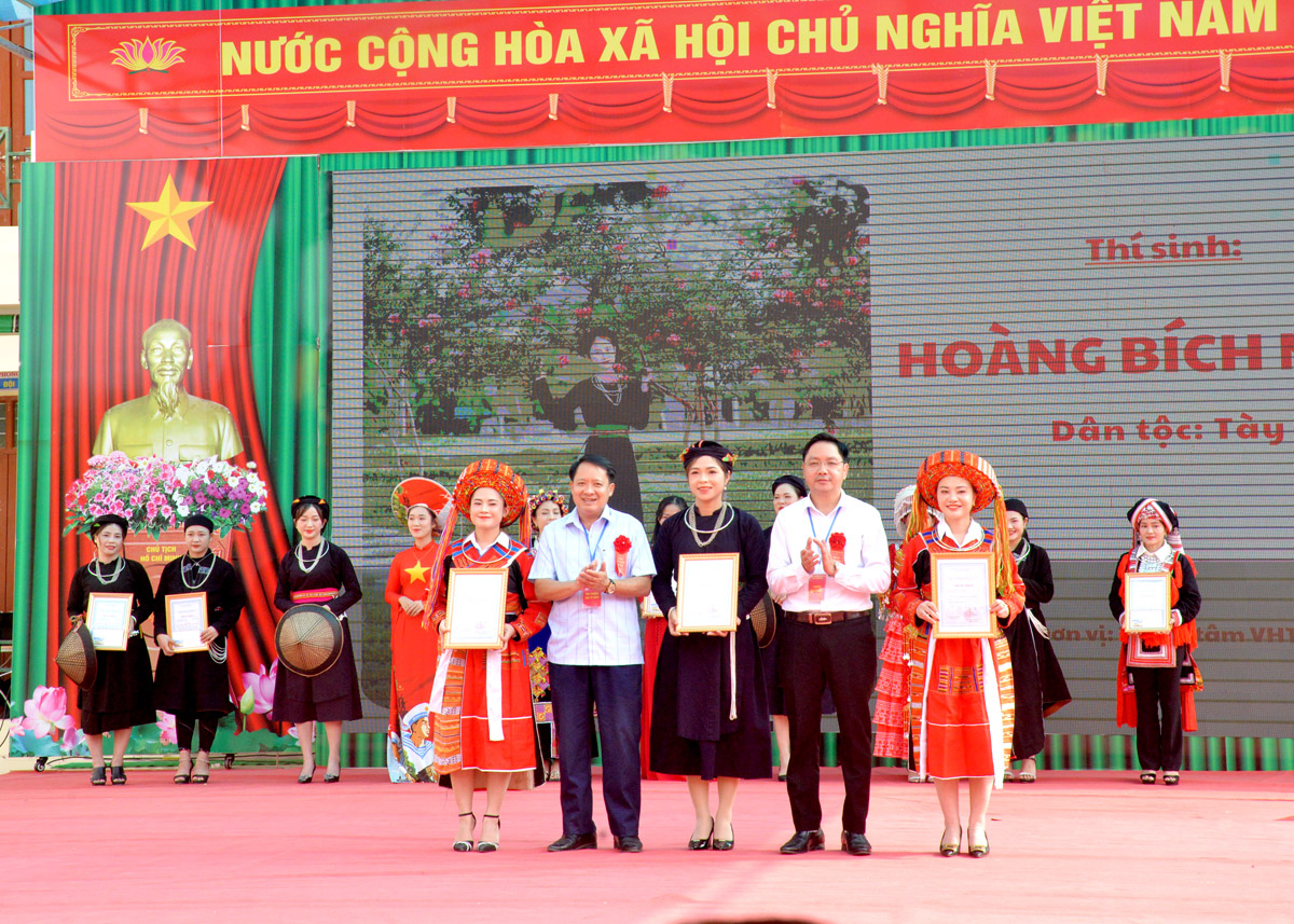 Lãnh đạo huyện Quang Bình trao giải Khuyến khích trong cuộc thi “Ảnh người đẹp hoa Tường Vi”.