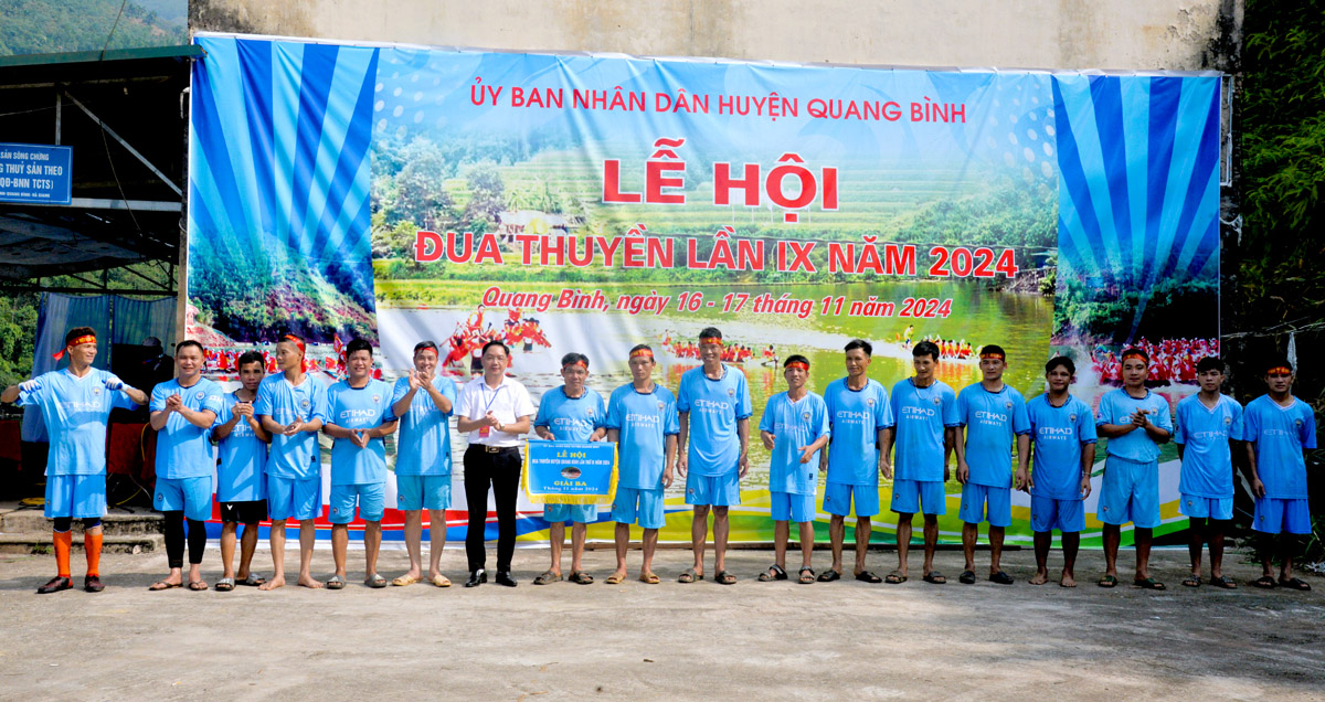 Lãnh đạo huyện Quang Bình trao giải Ba cho đội đua xã Yên Hà.