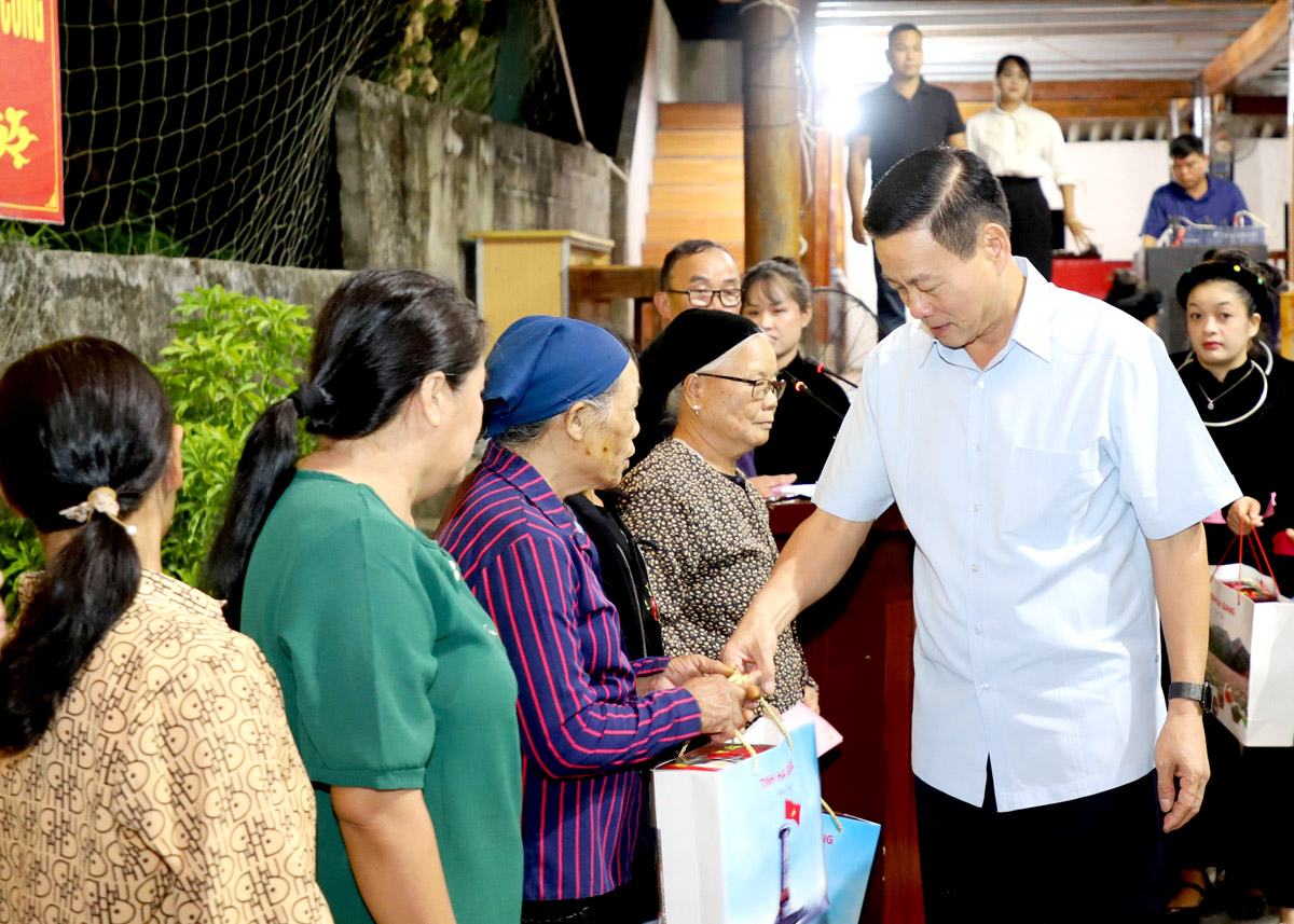 Chủ tịch UBND tỉnh Nguyễn Văn Sơn tặng quà các gia đình trên địa bàn thôn Tiến Thắng.