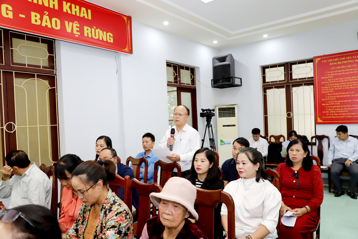 Cử tri phường Minh Khai phát biểu đề xuất, kiến nghị tại buổi tiếp xúc