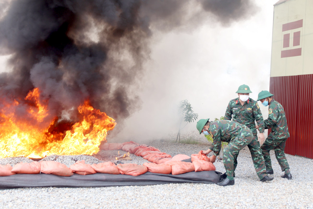 Tạo đường băng cản lửa, ngăn đám cháy lan rộng.