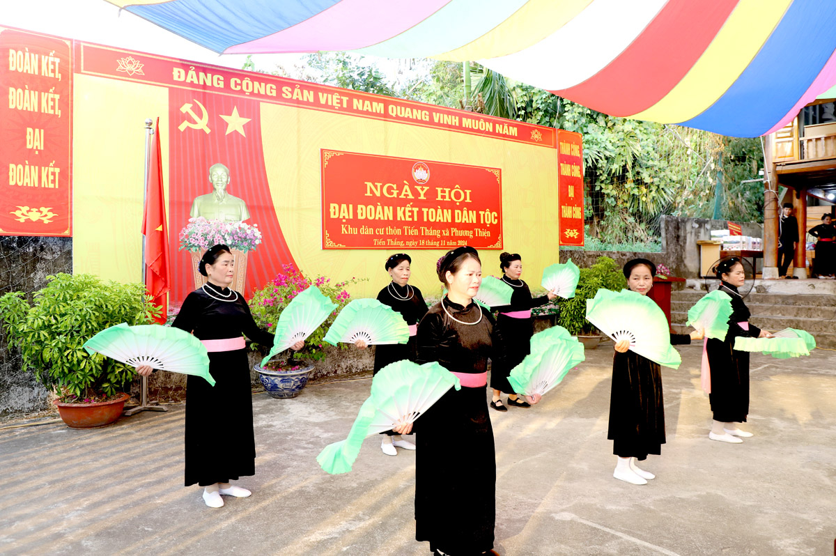 Chi hội Người cao tuổi thôn Tiến Thắng biểu diễn văn nghệ tại ngày hội.