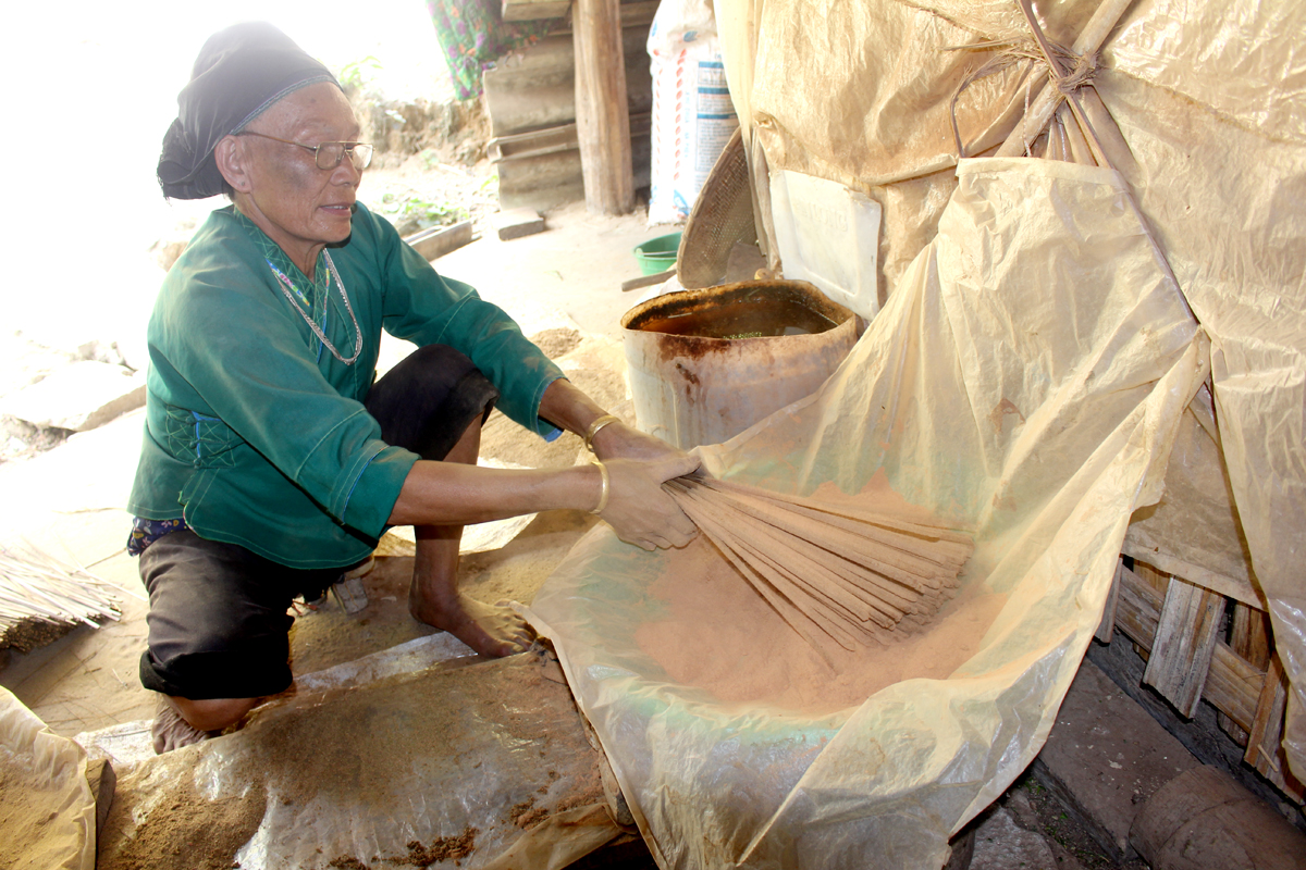 Bà Rưi chia sẻ: Hằng năm, sau mỗi vụ nông nhàn, tôi lại tranh thủ làm hương. Thời điểm này, sắp đến Tết âm lịch nên nhu cầu của người tiêu dùng càng tăng cao. Trung bình nhờ làm hương, gia đình tôi có thu nhập khoảng 20 triệu đồng/năm.