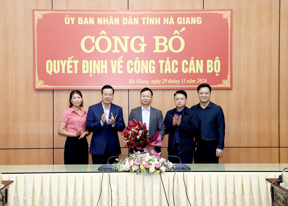 Chủ tịch UBND tỉnh Nguyễn Văn Sơn cùng lãnh đạo Ban Quản lý Khu kinh tế tỉnh chúc mừng tân Phó trưởng ban quản lý Khu kinh tế tỉnh