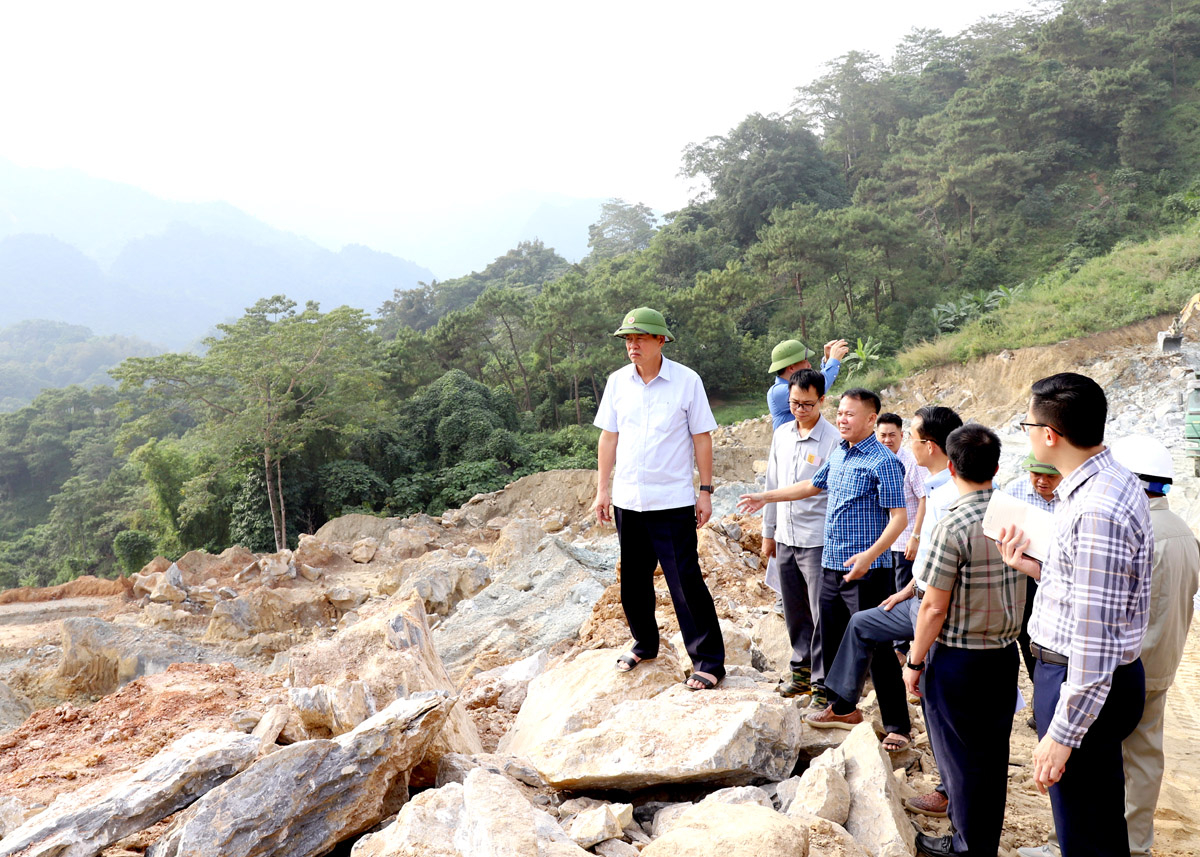 Chairman of the Provincial Peoples Committee Nguyen Van Son inspects the progress of the Sửu Stream Water Supply System Project.