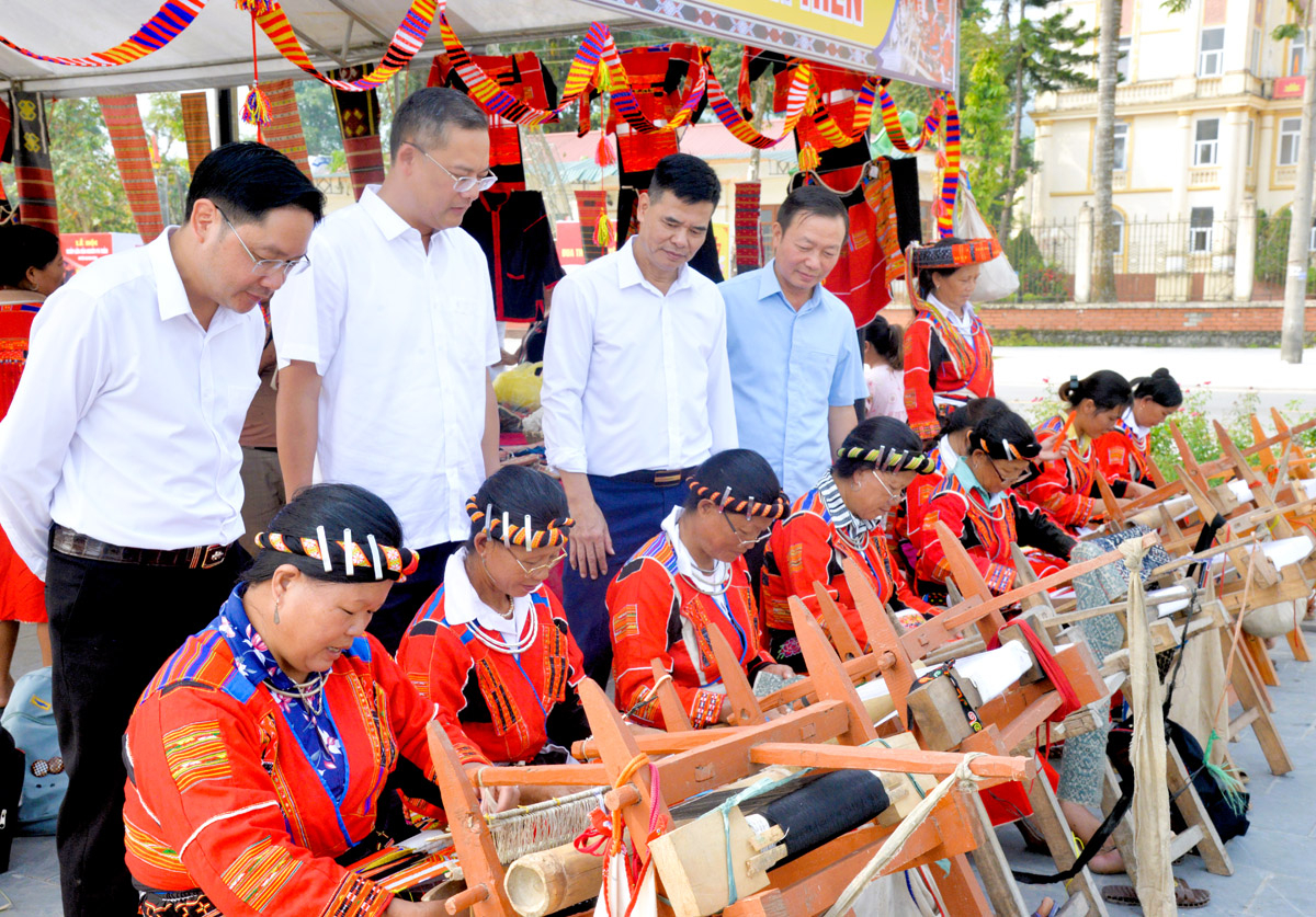 Các đồng chí lãnh đạo huyện Quang Bình tham quan nghề dệt truyền thống của dân tộc Pà Thẻn.