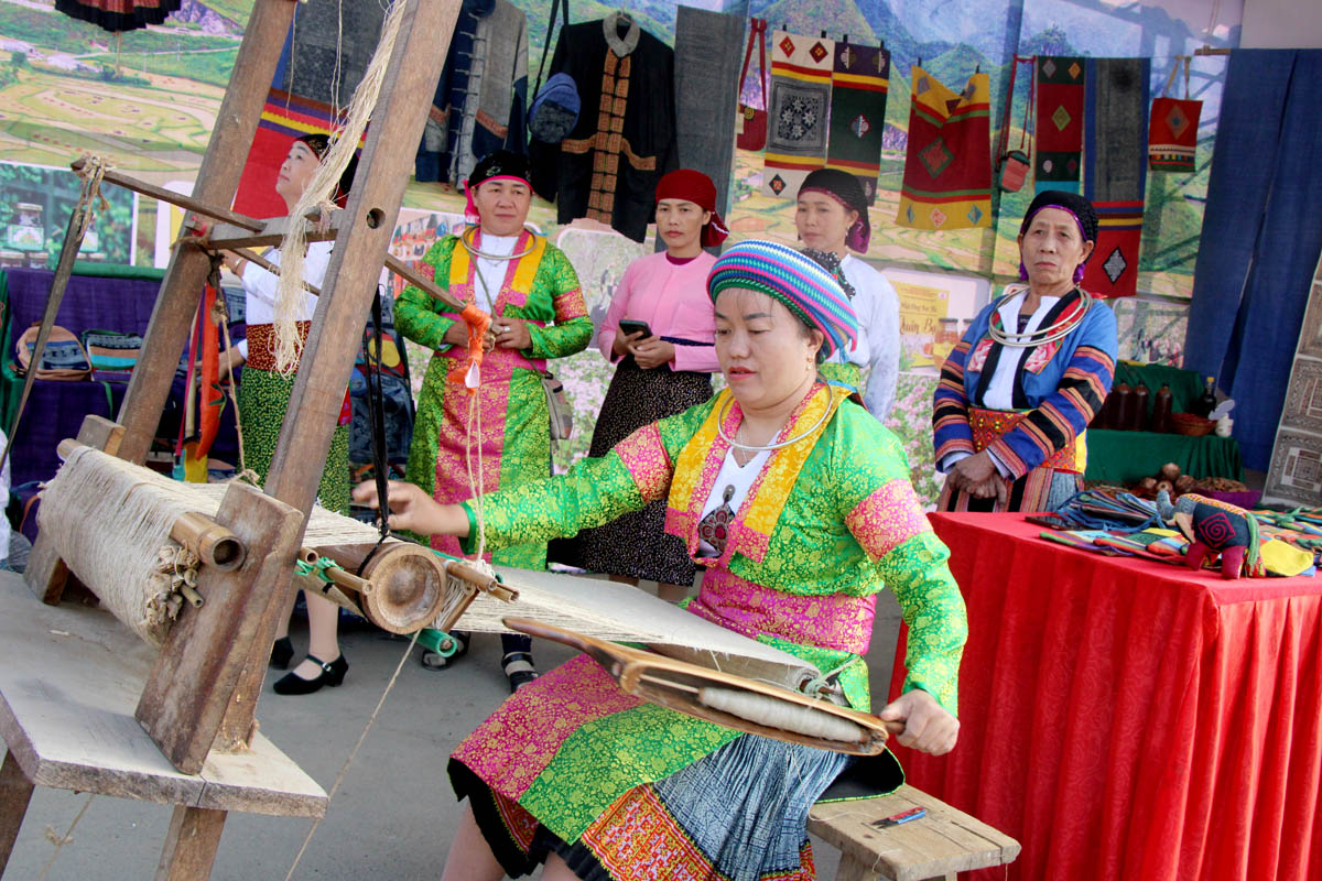 Dệt vải lanh - sản phẩm văn hóa độc đáo gắn liền với những giá trị văn hóa của đồng bào Mông đến nay vẫn giữ nguyên nét đẹp truyền thống.