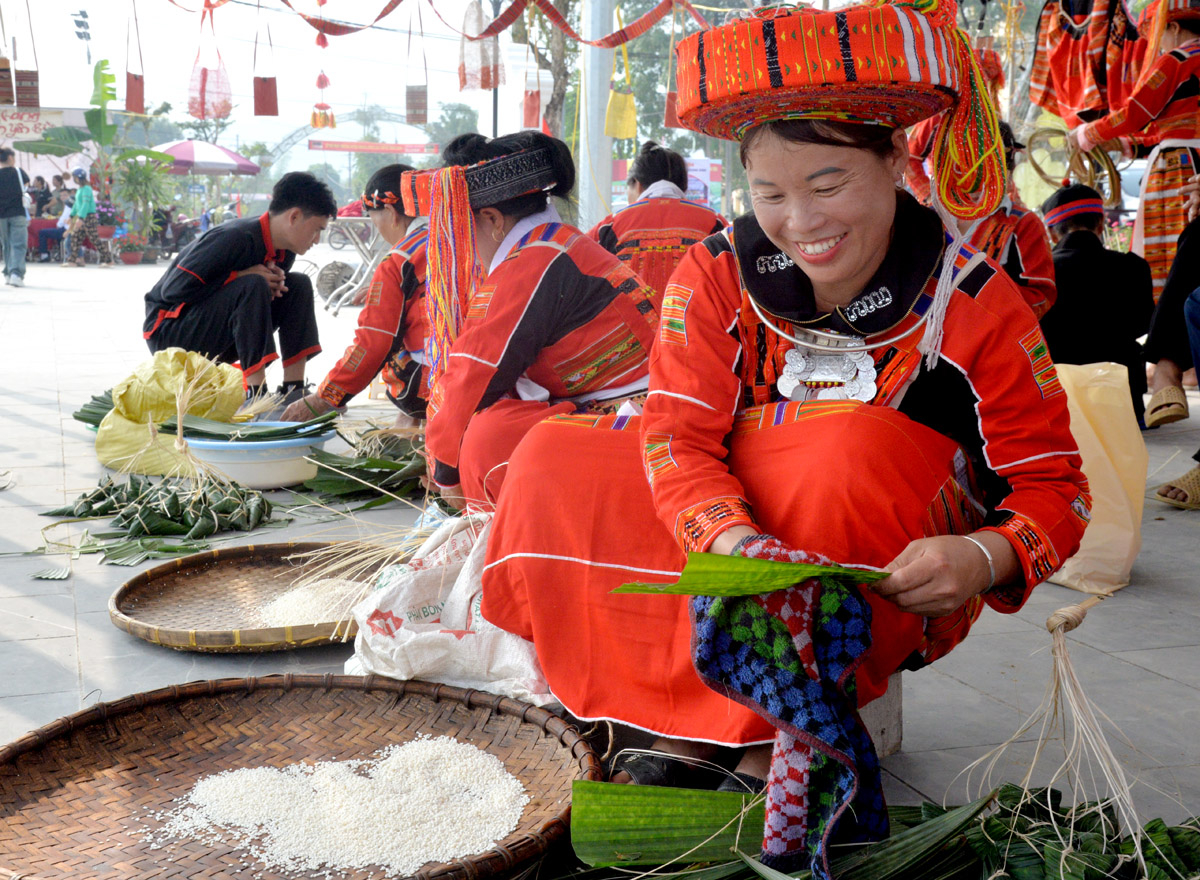 Người Pà Thẻn gói bánh sừng trâu trong dịp Lễ hội nhảy lửa.