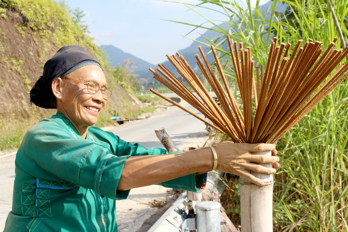 Phơi hương là công đoạn chiếm nhiều thời gian nhất, nếu trời nắng thì chỉ cần phơi một buổi là khô, nhưng nếu thời tiết âm u hay mưa thì có thể mất đến 3 ngày hương mới khô. 