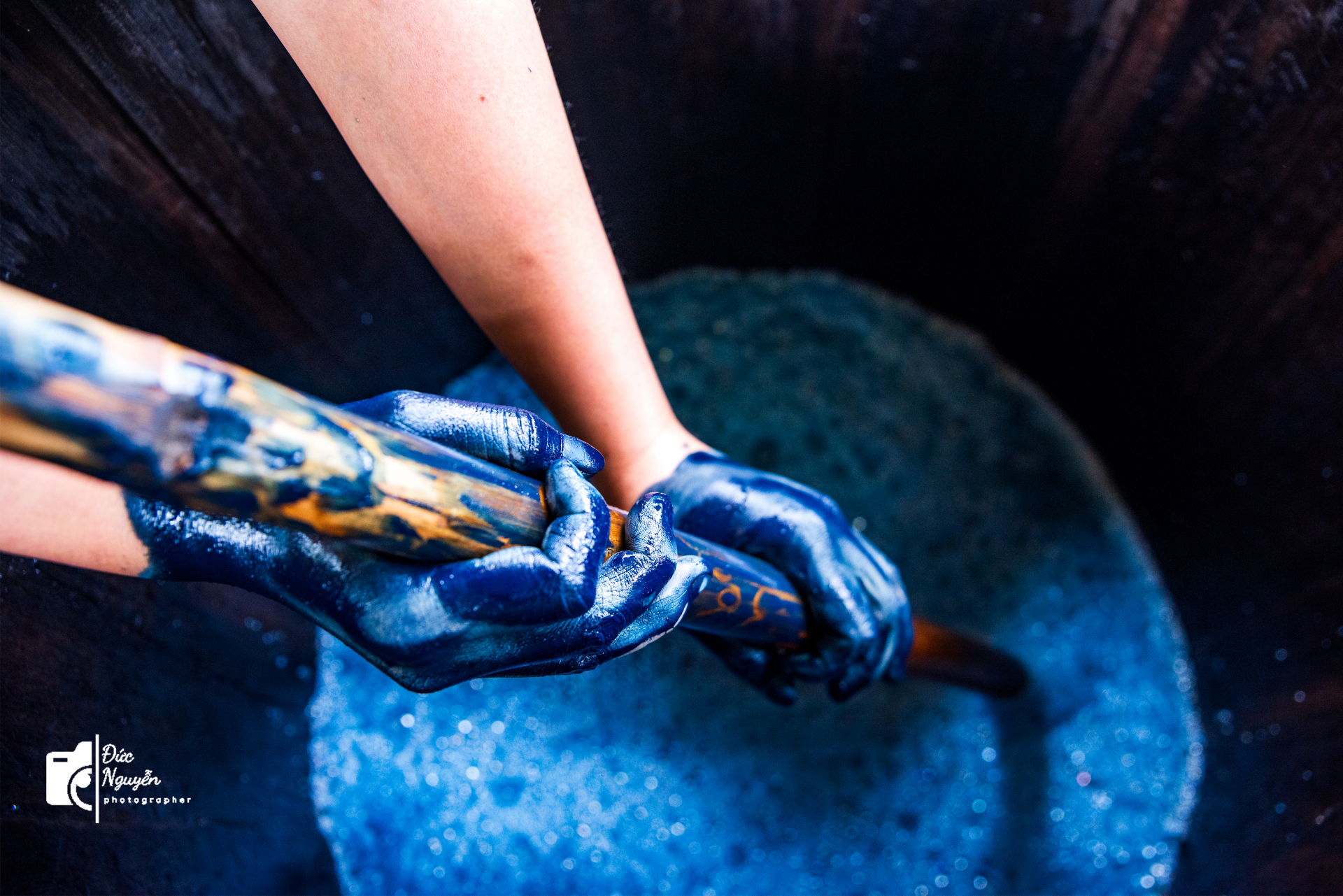 When visiting, visitors have the opportunity to experience linen dyeing and practice beeswax painting - a traditional technique in fabric decoration of the Mong people.