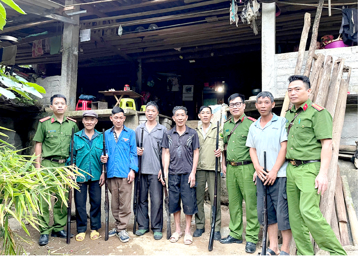 Nhân dân trên địa bàn xã tự giác giao nộp vũ khí, vật liệu nổ cho cơ quan chức năng.
