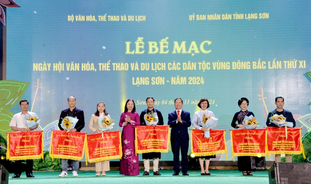 Lãnh đạo Vụ Văn hóa Dân tộc và lãnh đạo Sở Văn hóa, Thể thao và Du lịch tỉnh Lạng Sơn trao cờ toàn đoàn cho các đoàn vận động viên quần chúng các tỉnh. Ảnh: CTV