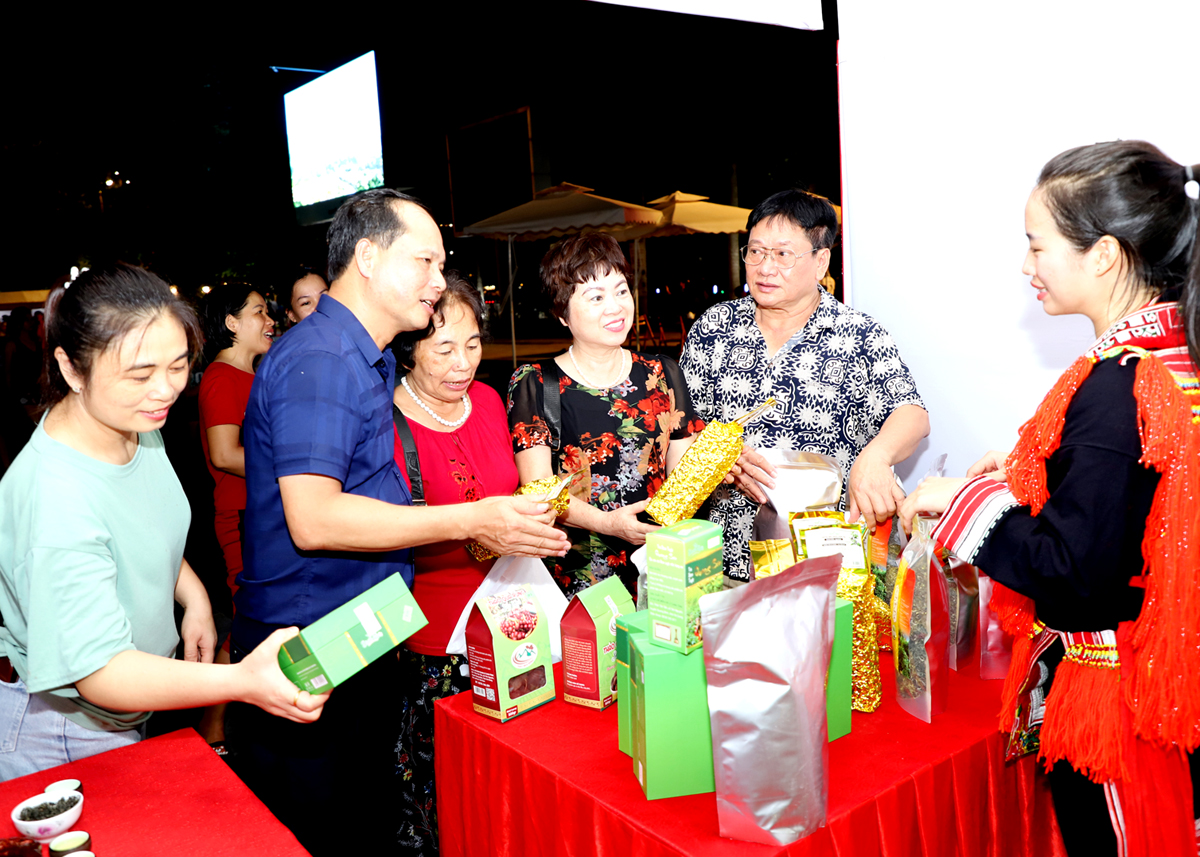 Lãnh đạo thành phố Hà Giang tham quan gian hàng trưng bày các sản phẩm ocop của thành phố.