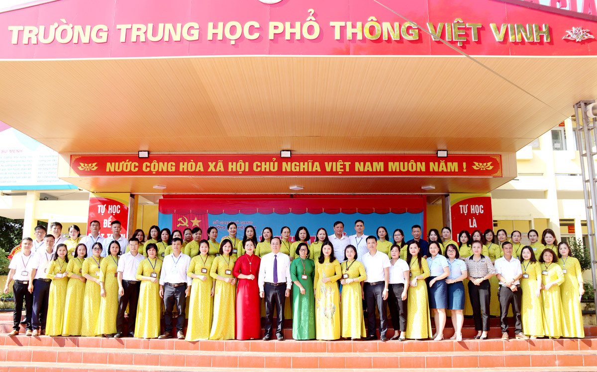 Lãnh đạo Ban Tuyên giáo Tỉnh ủy và Huyện ủy Bắc Quang chụp ảnh cùng tập thể nhà trường.
