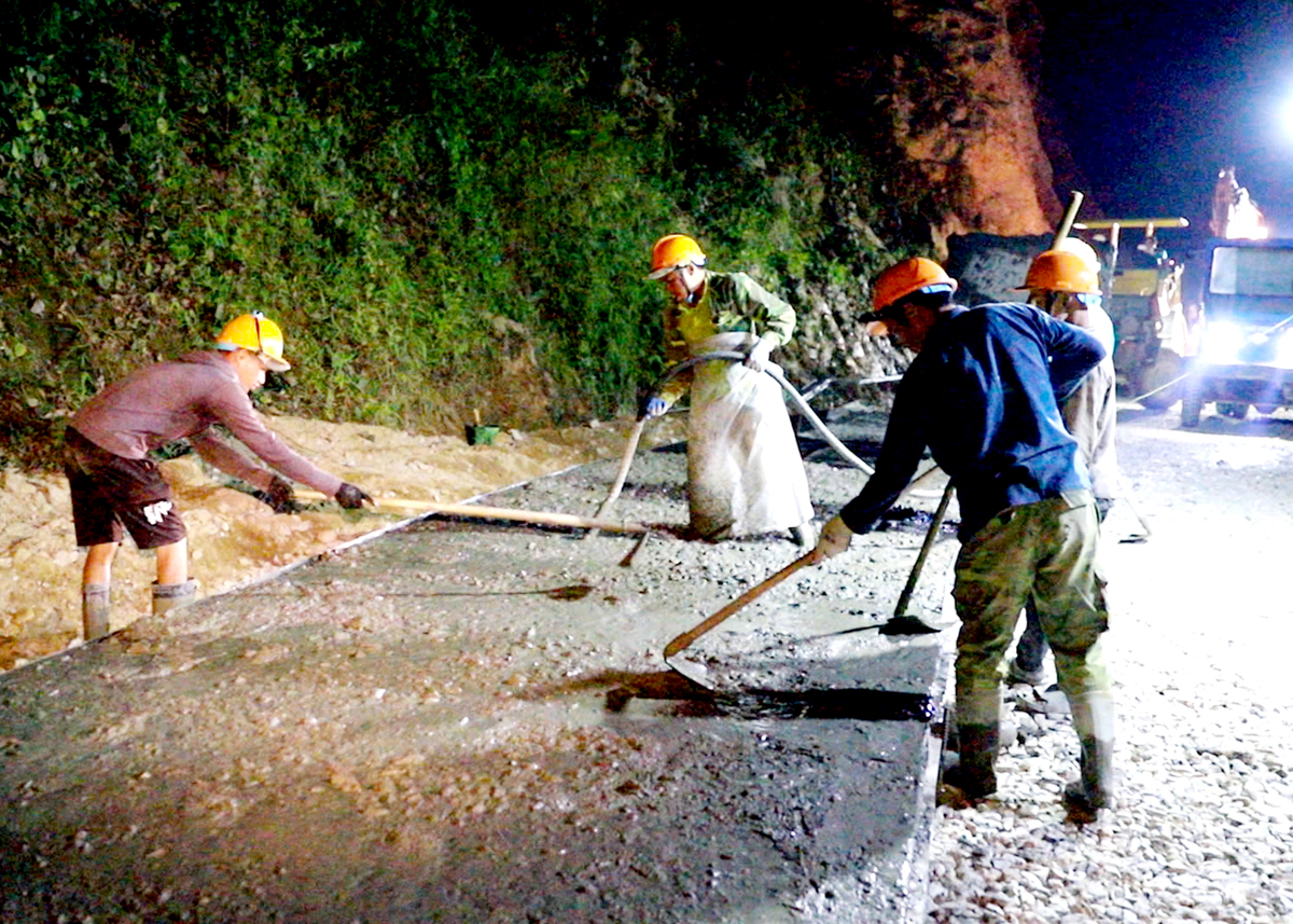 Hoàng Su Phì đẩy nhanh tiến độ thi công tuyến đường từ trung tâm huyện đi xã Sán Sả Hồ.
