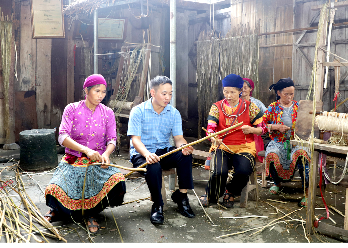 Bà con xã Lùng Tám (Quản Bạ) có đời sống ấm no từ phát huy nghề dệt lanh truyền thống.