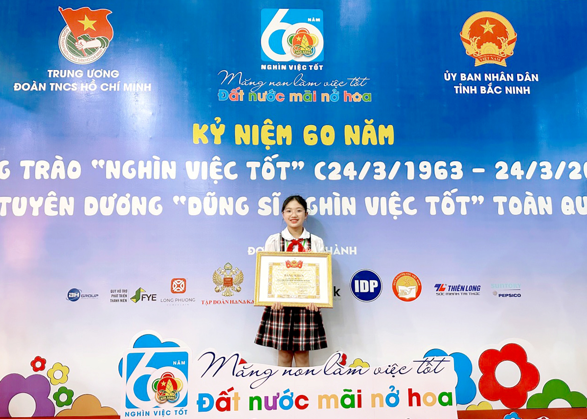 Hà Linh được tuyên dương với danh hiệu “Dũng sĩ nghìn việc tốt” cấp toàn quốc. 	