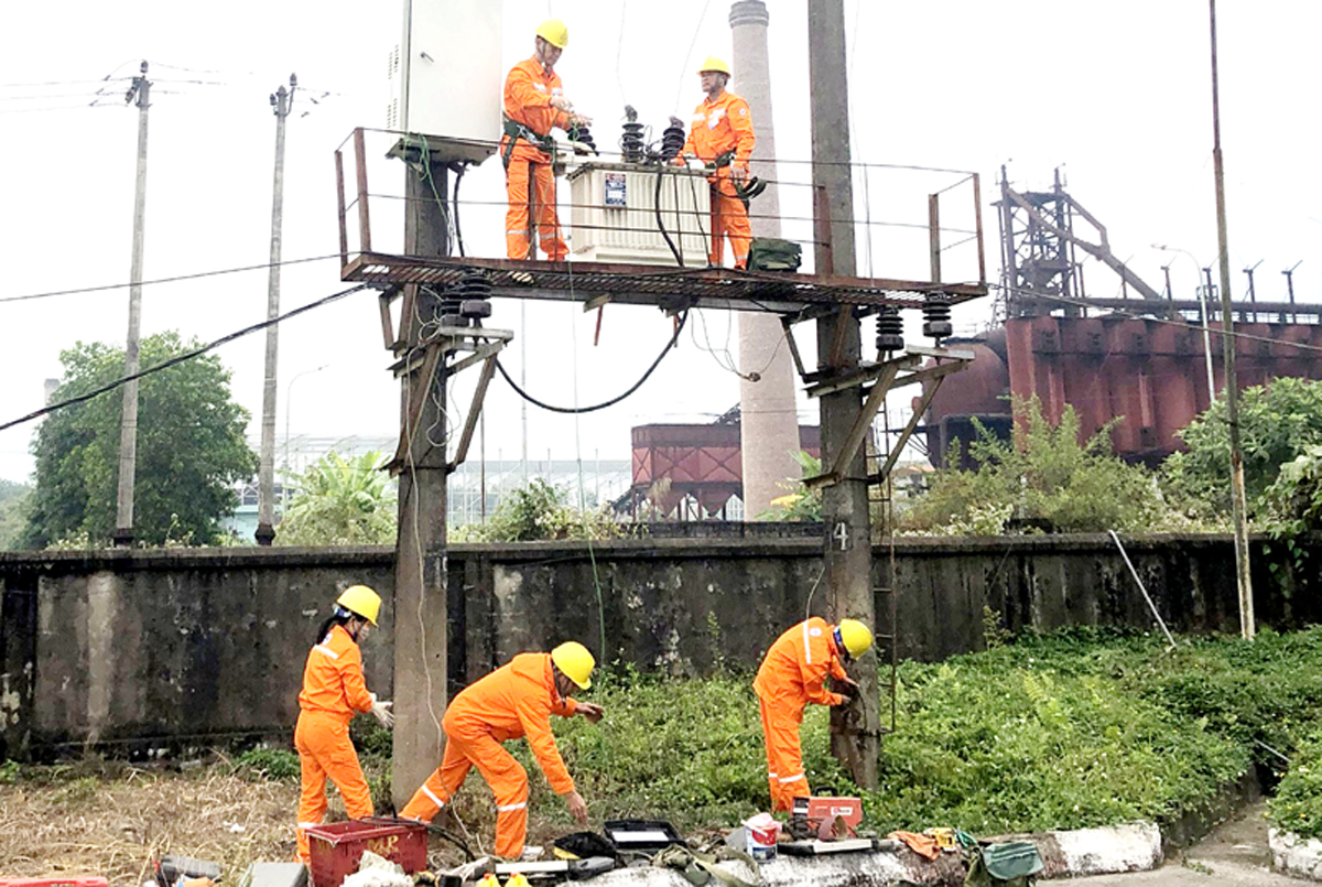 Cán bộ Điện lực Hà Giang vệ sinh Trạm biến áp miễn phí cho khách hàng tại Khu công nghiệp Bình Vàng.