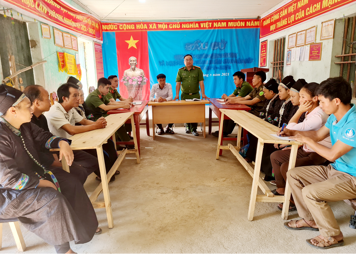 Công an 2 xã Trung Thịnh (Xín Mần) và Nàng Đôn (Hoàng Su Phì) phối hợp tuyên truyền, phổ biến, giáo dục pháp luật cho Nhân dân.