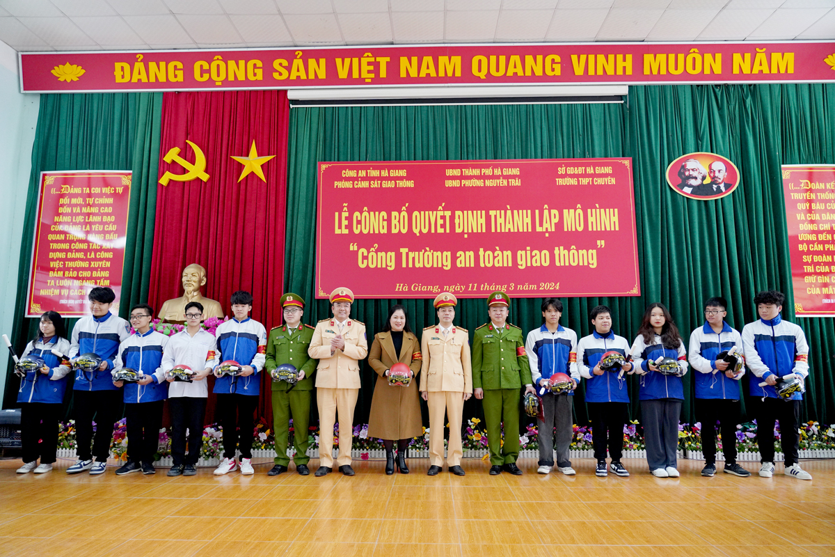 Mô hình “Cổng trường An toàn giao thông” góp phần tuyên truyền Luật Giao thông đường bộ cho học sinh.