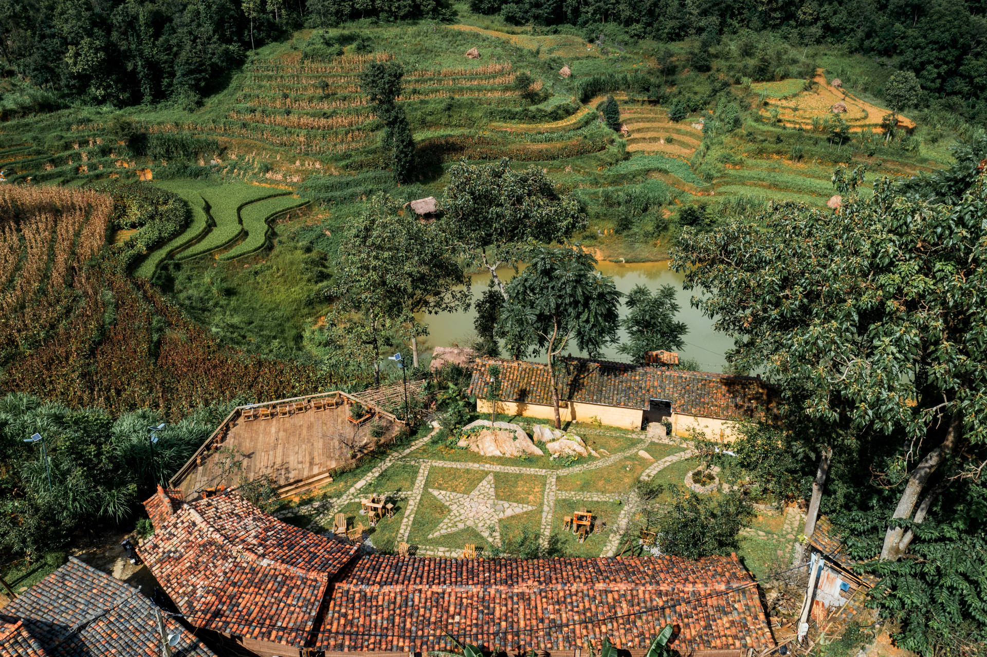 Through many historical ups and downs, the village still keeps its pristine, rustic beauty through the rammed earth houses with thick earth walls and yin-yang tiled roofs, blending into the majestic landscape of the Dong Van Stone Plateau.